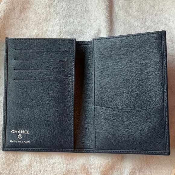 ๐๐น๐ CHANEL PASSPORT COVER ๐๐น๐ NWT ๐๐น๐ - Picture 12 of 16